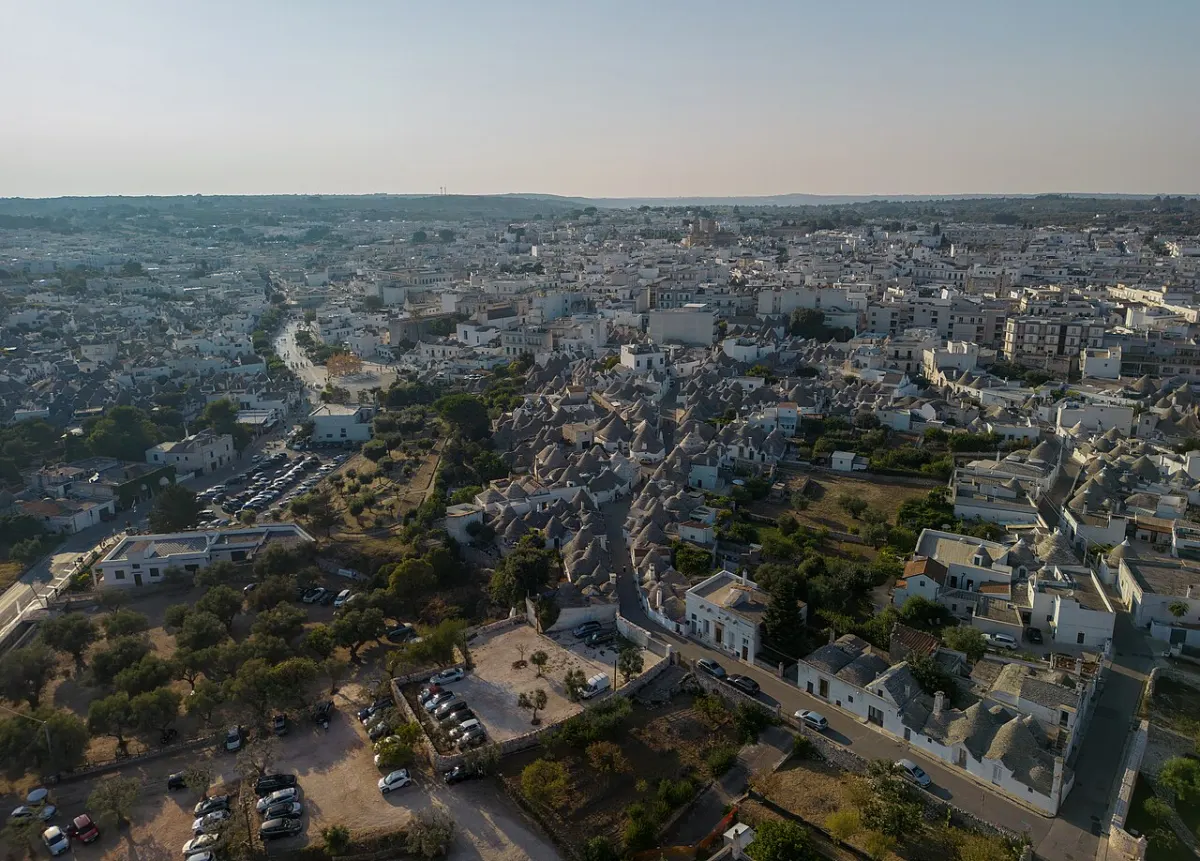 Blick von oben auf die Trulli und das Stadtgebiet von Alberobello.