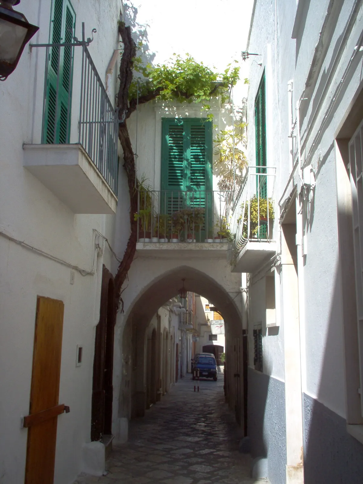 Eine schmale Gasse im historischen Zentrum von Fasano.