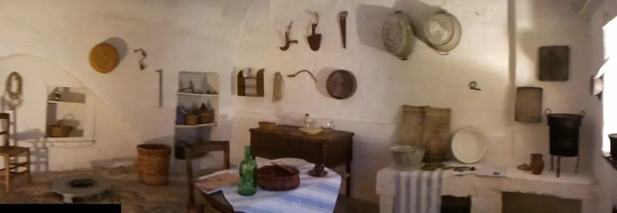Einblick in das Museo della Casa alla Fasanese mit historischer Einrichtung.