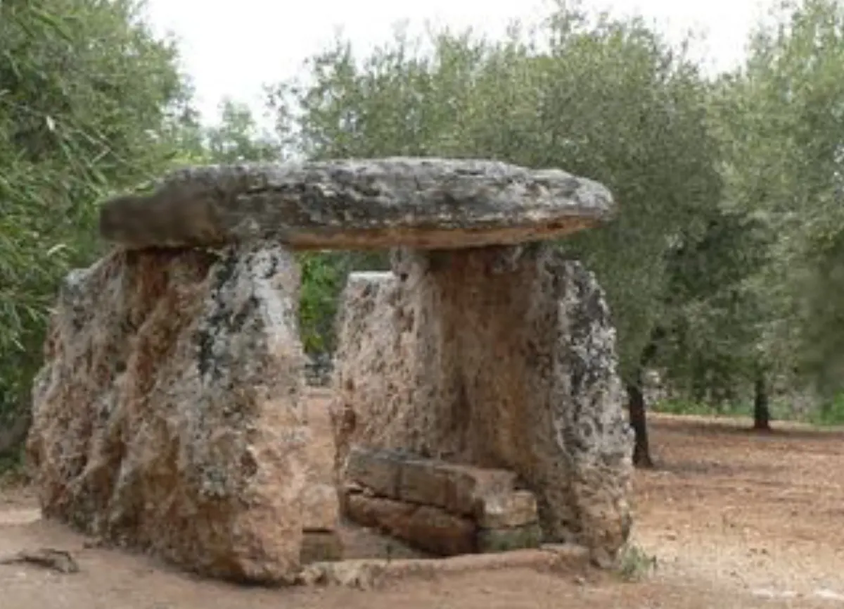 Der Dolmen von Montalbano zwischen Vegetation und ländlichen Wegen.