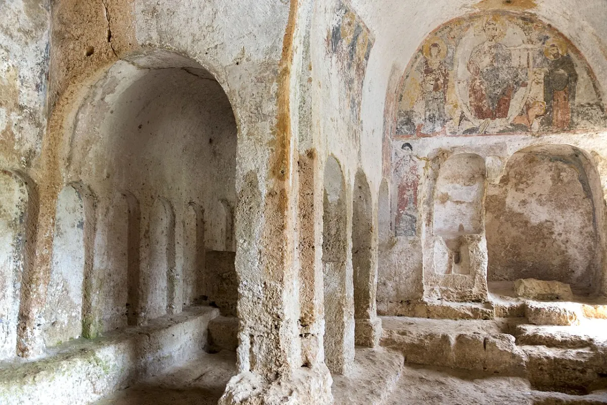 Erhaltene Wandmalereien und aus dem Fels gearbeitete Architektur in Lama d’Antico.