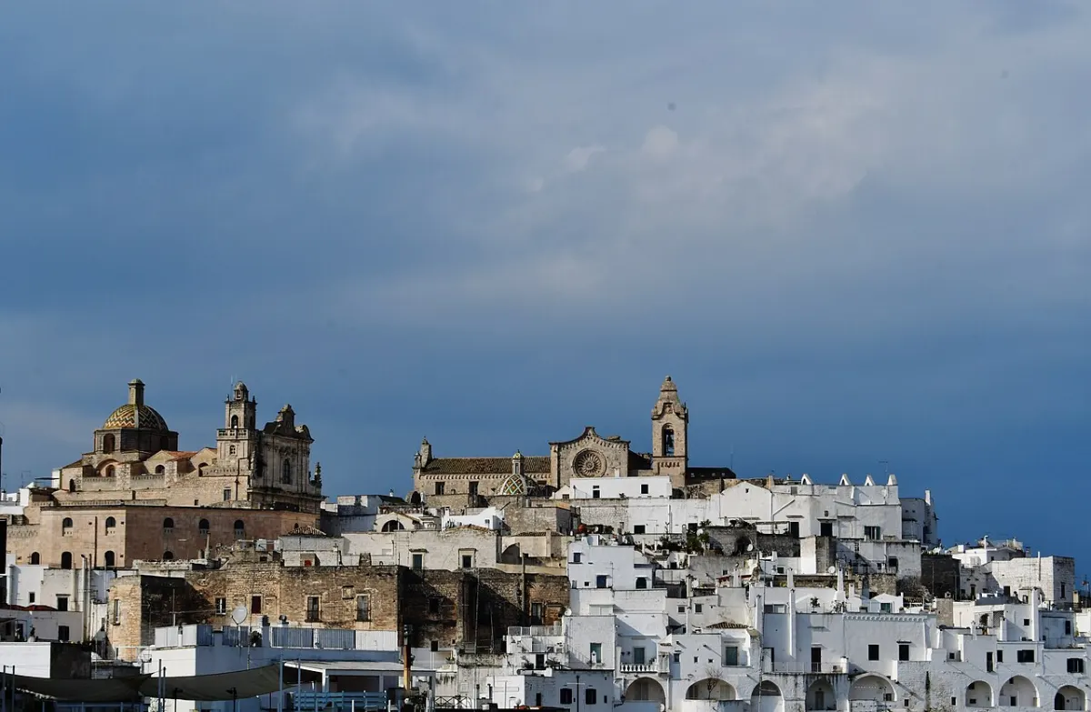 Die helle Altstadt von Ostuni erhebt sich über den umliegenden Häusern.