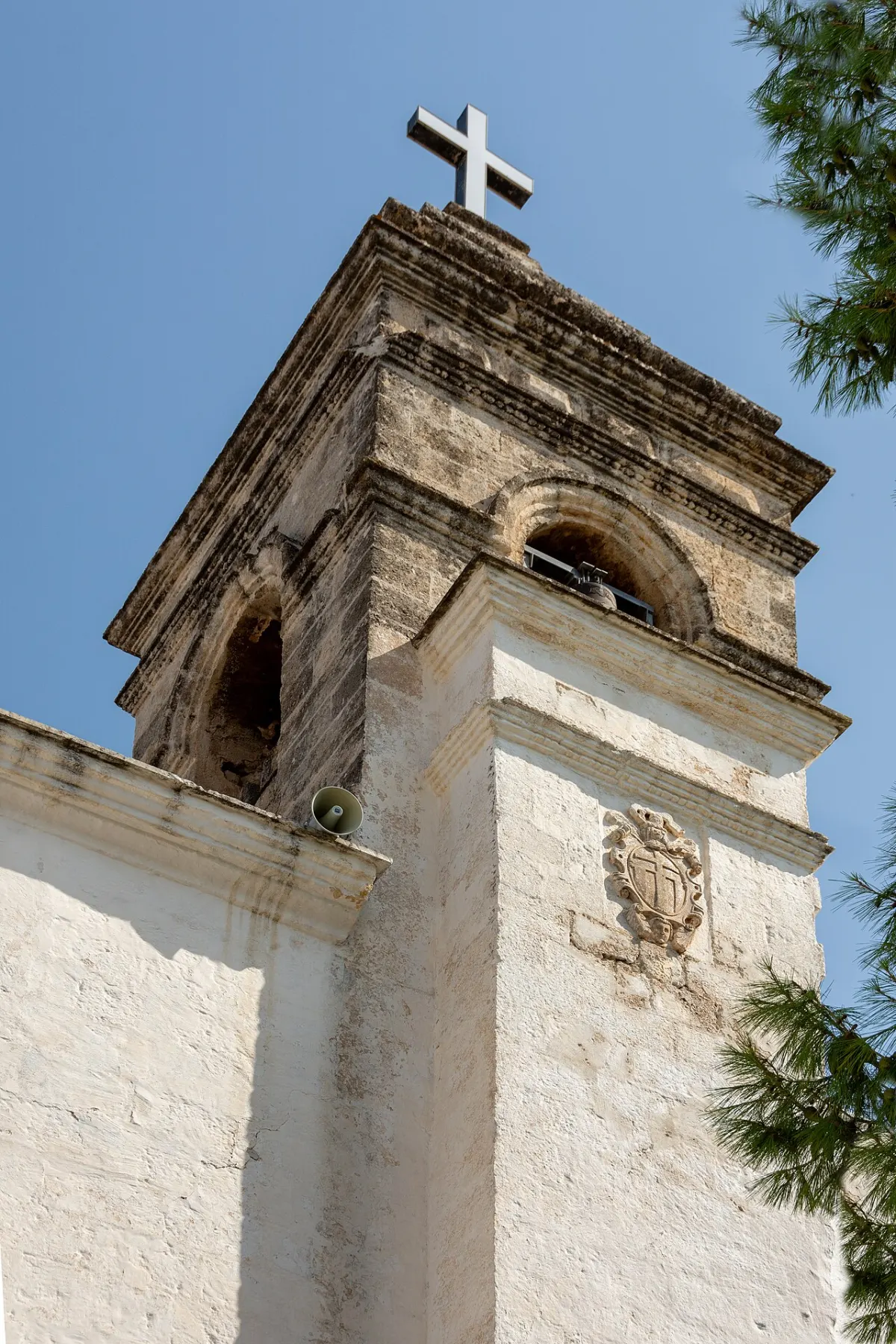 Der Glockenturm des Santuario di Santa Maria del Pozzo in Pozzo Faceto.