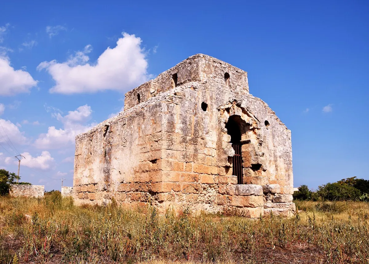 Außenansicht des Tempietto di Seppannibale im ländlichen Gebiet von Fasano.